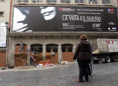 Una pared de ladrillo ya cubre el viejo teatro Albéniz