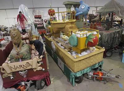 Carrozas de la cabalgata de Sevilla, ayer, con las bolsas de caramelos ya colocadas.