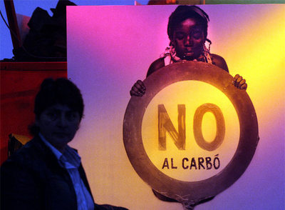 Una imagen de la niña llevando la señal de prohibido el carbón.