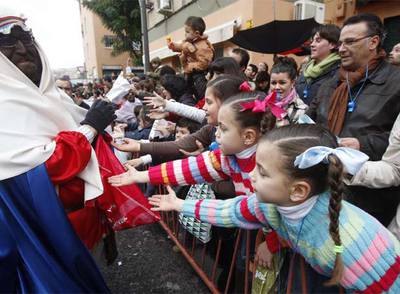 La ilusión y toneladas de caramelos toman las calles