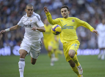 Pepe (izquierda) intenta robar la pelota a Rossi, el domingo contra el Villarreal.