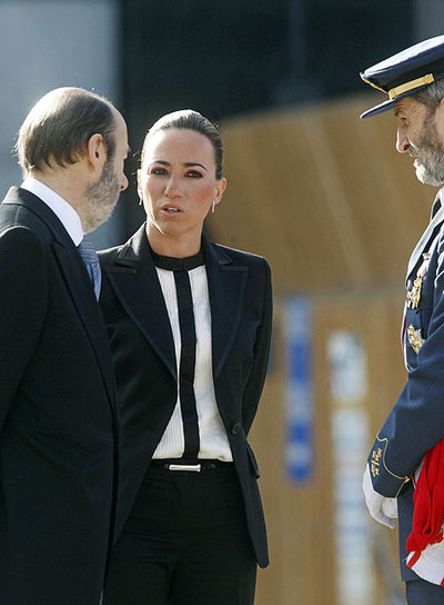 Traje de ministra reglamentario