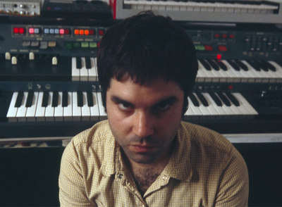 Jöel Iriarte, alias  Joe Crepúsculo,  ante su batería de teclados.