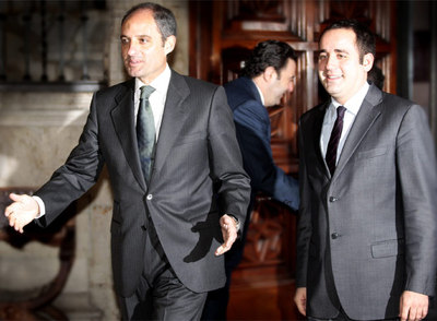 Francisco Camps y Jorge Alarte, ayer, en el Palau de la Generalitat antes de comenzar la reunión.