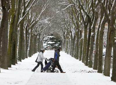 La nieve 'castiga' a Vitoria