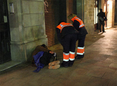 Miembros de los servicios sociales del ayuntamiento atienden a los sin techo en las calles de Barcelona.