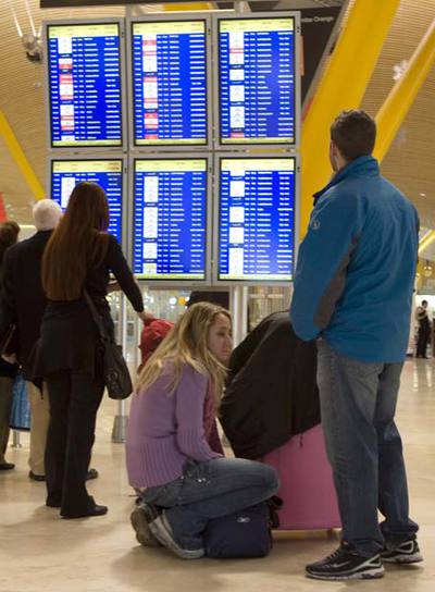 Pasajeros de la compañía Iberia esperan para tomar sus vuelos ayer en la T4 de Barajas.