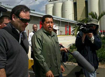 Hugo Chávez, en el centro, conversa con Oliver Stone.