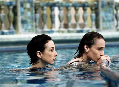 Las actrices Elsa Zylberstein (izquierda) y Kristin Scott Thomas, en  Hace mucho que te quiero,  del francés Philippe Claudel.