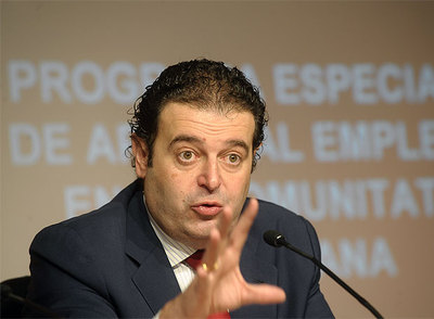 El consejero Gerardo Camps, ayer, explica el programa de empleo tras el pleno del Consell.