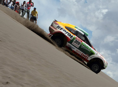 Stéphane Peterhansel desciende por una duna con su Mitsubishi.