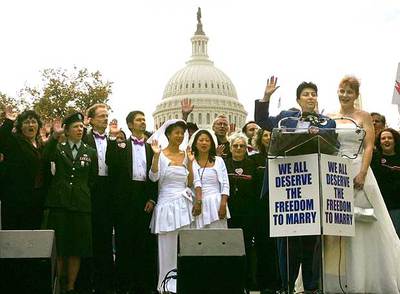 Molly McKay y Davina Kotulski (en el podio) se han casado cuatro veces en su lucha por los derechos de los homosexuales.
