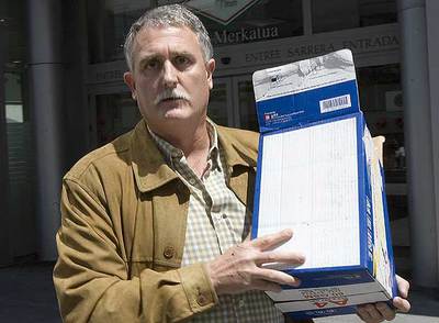 Víctor Bravo porta una caja con documentación en las puertas del Juzgado de Irún el día en que su hermano recibió la orden de ingreso en prisión.