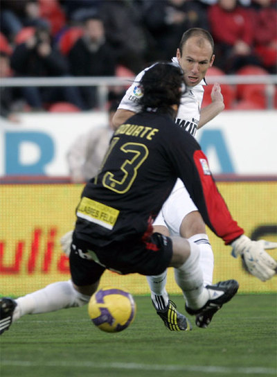 Robben dispara y bate a Aouate para lograr el primer gol del Madrid en Palma.