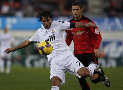 Raúl remata ante Mario Suárez.