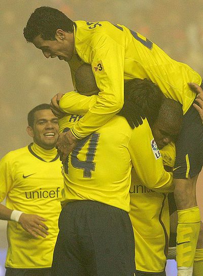 Los jugadores del Barça celebran el gol de Eto'o.