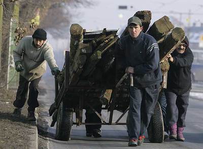 Húngaros recogen leña para paliar el frío por la falta de calefacción en las afueras de la ciudad de Miskolc, 180 kilómetros al esternde Budapest.