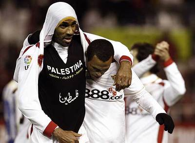 Los deportistas, según la reglamentación olímpica y de la FIFA, son como los militares: no pueden expresar su opinión en público.