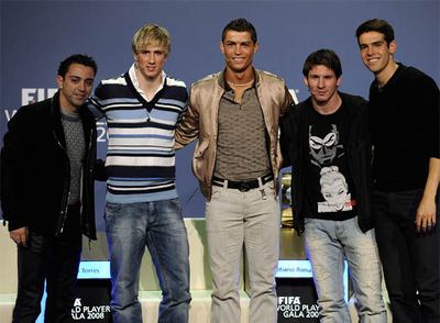 Los nominados escoltan al ganador. De izquierda a derecha, Xavi, Fernando Torres, Messi y Kaká.
