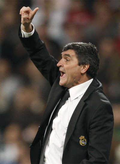 Juande da instrucciones a sus jugadores.