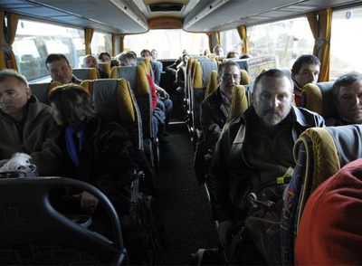 Los marineros del  Pesmar I,  en el autocar camino del hotel.