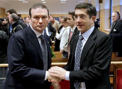 El  lehendakari  Ibarretxe (izquierda) y Patxi López se saludan tras saber que no serán juzgados.