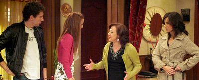 Escena de  Aída,  con Carmen Machi y Miren Ibarguren, primera a la derecha.