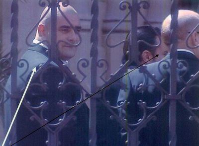 Imagen incluida en la pieza separada del sumario del  caso Guateque.  La flecha blanca señala a Catalin Stefan, asesinado el lunes en Madrid, en la boda de Ivo,  El Búlgaro   (flecha negra),  en abril del año pasado.