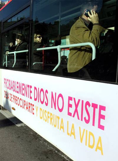 El  autobús ateo  que circula por las calles de Barcelona.