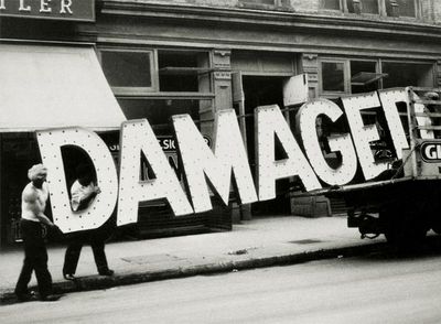Evans retrató la gran ciudad:  Camión y letrero, 1930  (arriba), y uno de los retratos inadvertidos de la serie  Pasajeros del metro  (1938).