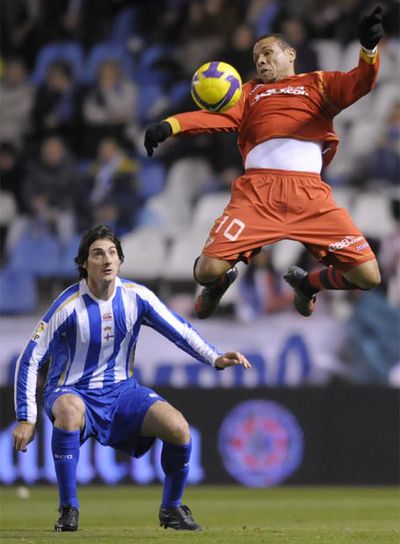 Luis Fabiano controla el balón ante Colotto.
