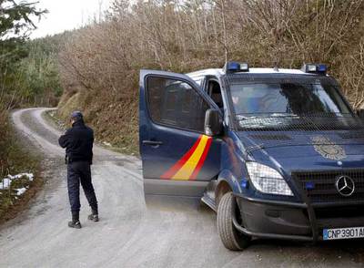 La Policía Nacional custodia una zona próxima a Zegama en la que halló el zulo.