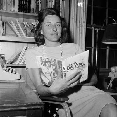 Anne Sexton, en 1967, con un ejemplar de su libro  Vive o muere .