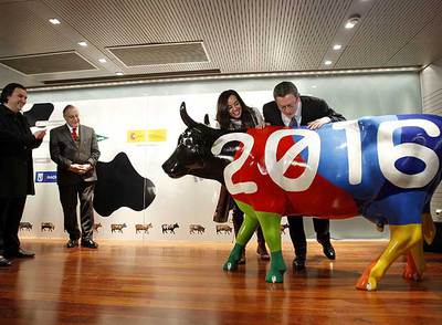 El alcalde de Madrid, Alberto Ruiz-Gallardón, observa la  vaca olímpica  de la muestra Cow Parade, inaugurada ayer.
