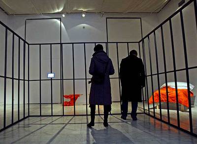 Dos personas contemplan la exposición  Guantanamo Museum. 