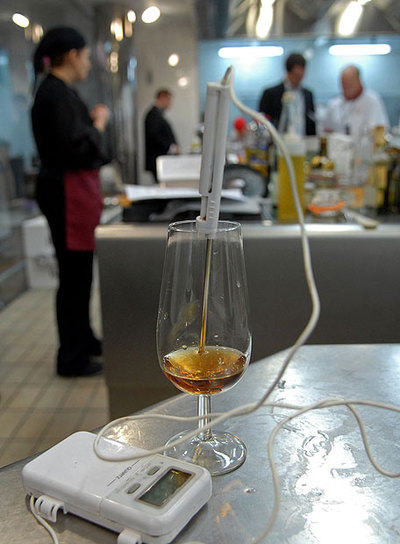 Experimentos con jerez en la bienal gastronómica.