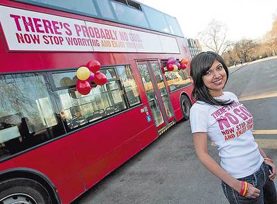 Ariane Sherine, luciendo el lema 