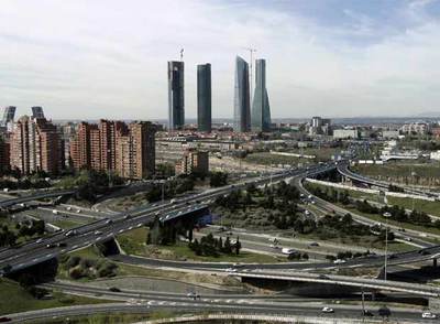 Vista panorámica del nudo de Manoteras de la M-30 (Hortaleza), en Madrid. Al fondo, los rascacielos en construcción en la Ciudad Deportiva del Real Madrid, en la Castellana, conocidos como Las Cuatro Torres. rnFoto: Luis Sevillano