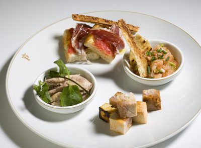 Entretenimientos fríos del menú  80º Aniversario. 