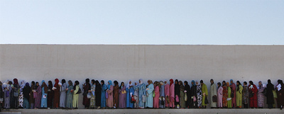 Miles de mujeres hacen cola en Agadir (Marruecos) para intentar ser contratadas como temporeras en la recogida de la fresa en Huelva. rn alejandro ruesgarnLos empresarios españoles hacen caminar a las aspirantes para comprobar que no tienen problemas físicos.