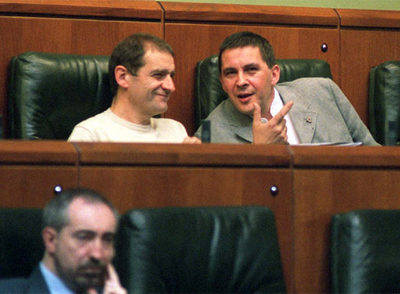 José Antonio Urrutikoetxea  (Josu Ternera)  y Arnaldo Otegi, en el Parlamento vasco en abril de 2000.