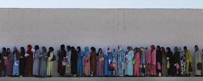 Miles de mujeres hacen cola en Agadir (Marruecos) para intentar ser contratadas como temporeras en la recogida de la fresa en Huelva. rn alejandro ruesgarnLos empresarios españoles hacen caminar a las aspirantes para comprobar que no tienen problemas físicos.