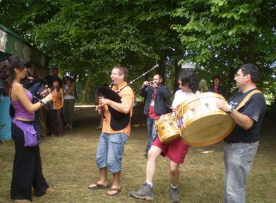 Miembros de  Os Galaicos , tocando durante un festival en Francia. Cristóbal Bertandeau es el segundo gaiteiro empezando por la izquierda.
