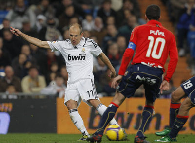 Robben remata en el tercer gol del Madrid.