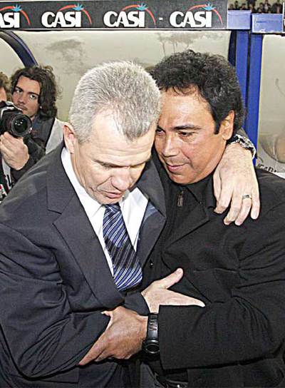 Javier Aguirre y Hugo Sánchez se saludan antes del inicio del partido.