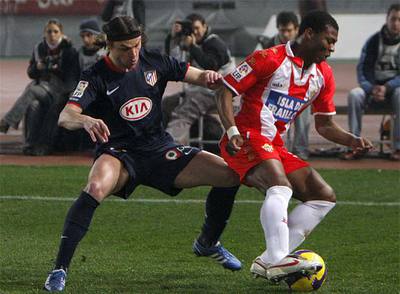 Ujfalusi intenta arrebatar el balón a Uche.
