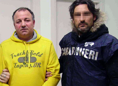 Un  carabiniere  conduce al  capo  Salvatore Zazo, detenido en Barcelona.