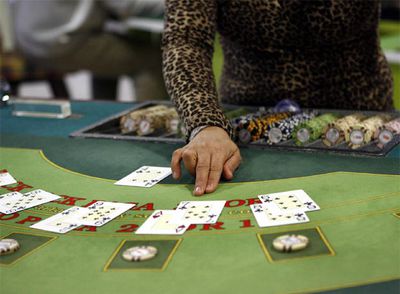 Una crupier reparte cartas para el juego del  black jack .