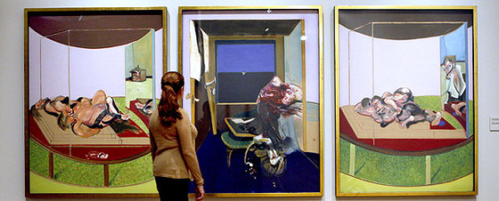 Manuela Mena, comisaria de la exposición, ante el tríptico  Sweeney agonistes , en el Museo del Prado.