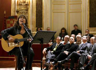 María del Mar Bonet interpretando  Què volen aquesta gent  en el homenaje a Enrique Ruano.